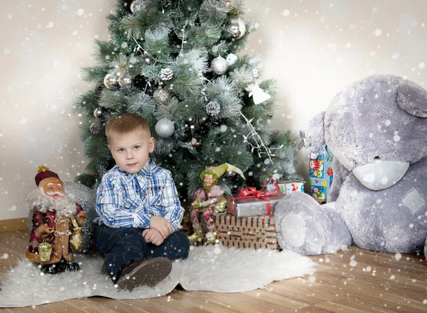 Liten pojke under trädet — Stockfoto