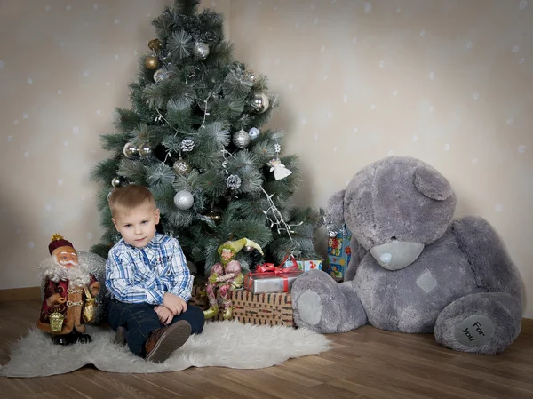 Liten pojke under trädet — Stockfoto