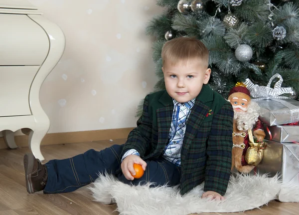 Boy with orange — Stock Photo, Image