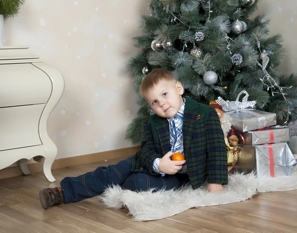Chlapec s pomerančem — Stock fotografie