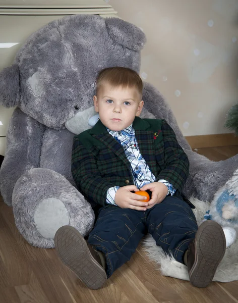 Jongen met oranje — Stockfoto