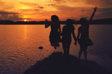 gün batımında arkadaşlar