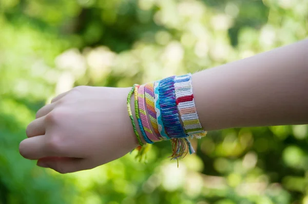 Bunte Armbänder — Stockfoto