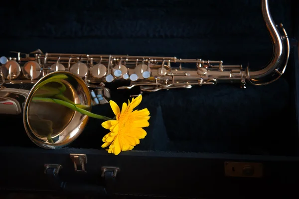 Saxofoon met bloem — Stockfoto