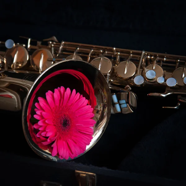 Saxofoon met bloem — Stockfoto