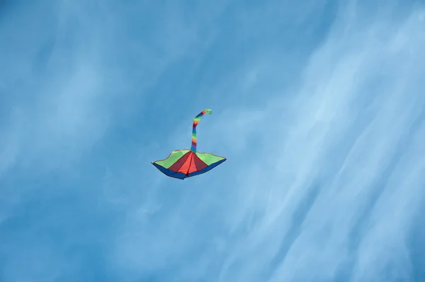 Cerf-volant volant dans le ciel — Photo