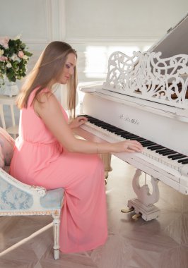 Piyano çalan kız.
