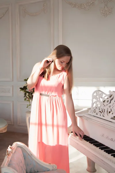 Dziewczyna przy fortepianie — Zdjęcie stockowe