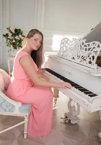 Chica en el piano — Foto de Stock