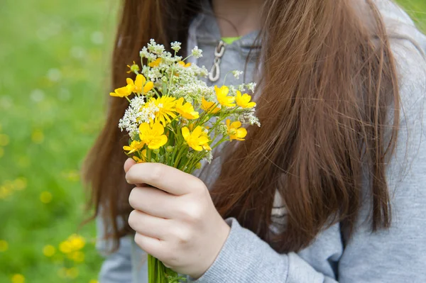 Mazzo di fiori selvatici nelle sue mani — Foto Stock