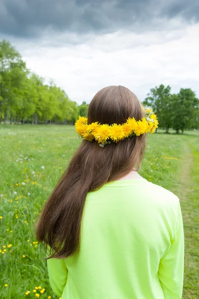 Ragazza in una ghirlanda — Foto Stock