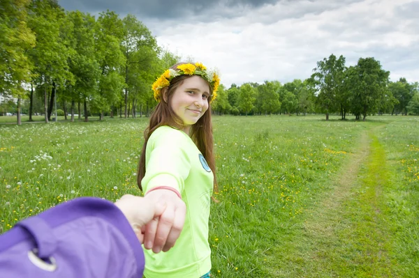 Dívka v věnec — Stock fotografie