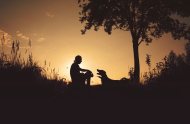 gün batımında arkadaşlar