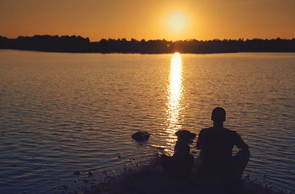 Vrienden bij zonsondergang — Stockfoto