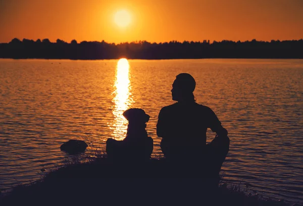 Friends at sunset — Stock Photo, Image