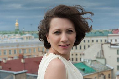 rüzgarda gülümseyen genç kadın