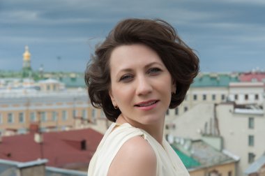 rüzgarda gülümseyen genç kadın