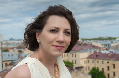 rüzgarda gülümseyen genç kadın