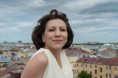 rüzgarda gülümseyen genç kadın