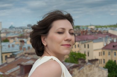 rüzgarda gülümseyen genç kadın