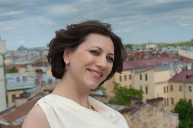 rüzgarda gülümseyen genç kadın