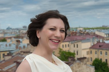 rüzgarda gülümseyen genç kadın