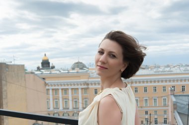 rüzgarda gülümseyen genç kadın