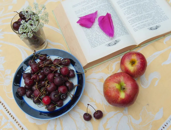 Cherenshnya manzanas sobre la mesa — Foto de Stock