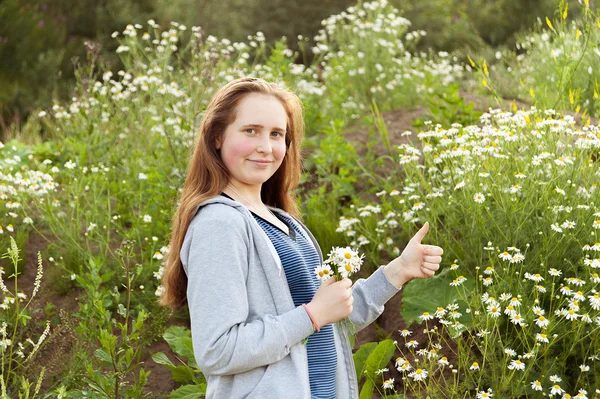 Flicka med prästkragar — Stockfoto