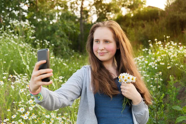 ヒナギクを持つ少女 — ストック写真