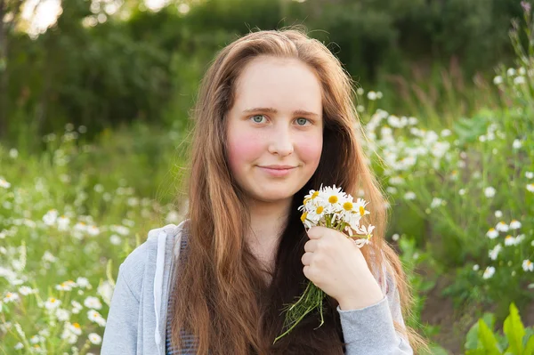 Meisje met madeliefjes — Stockfoto