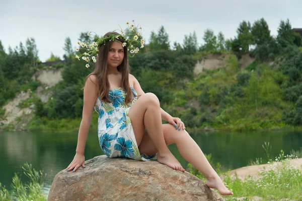 Chica en la piedra — Foto de Stock