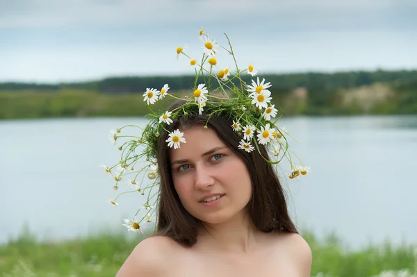 Fille avec des marguerites — Photo