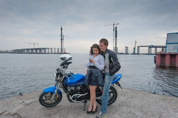 Casal jovem em uma motocicleta — Fotografia de Stock