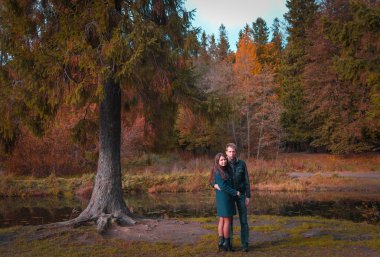 Parktaki güzel çift.