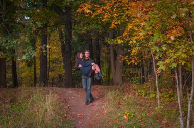 ellerinin üstünde ayı