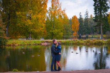 Parktaki güzel çift.