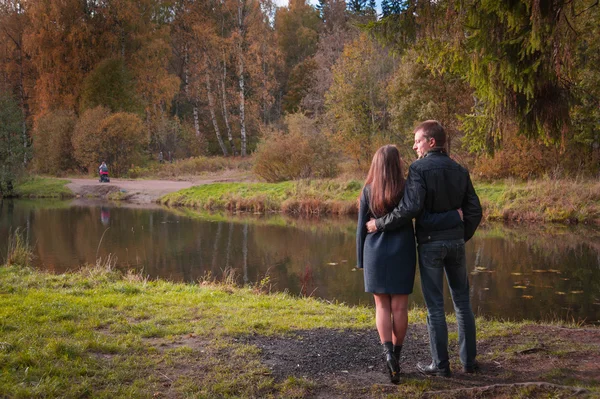 Krásný pár v parku. — Stock fotografie