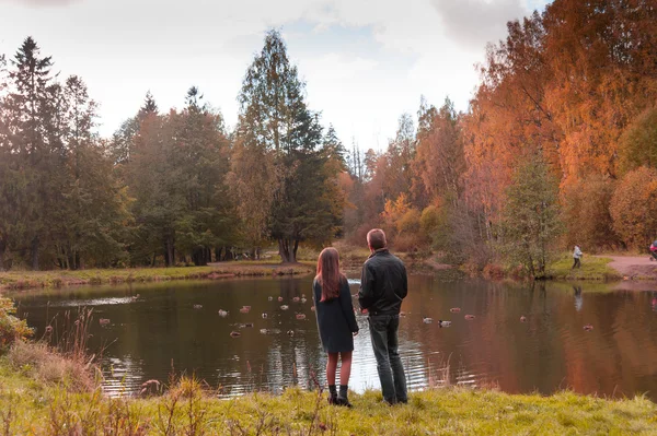 Hermosa pareja en el parque. — Foto de Stock