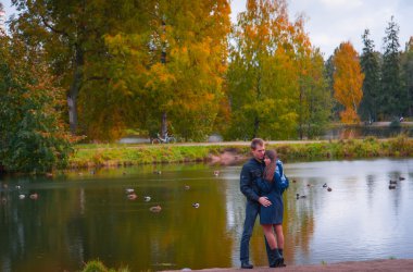 Parktaki güzel çift.