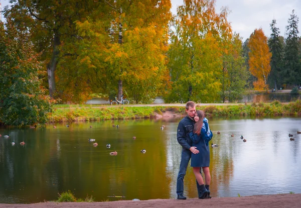 Belo casal no parque. — Fotografia de Stock