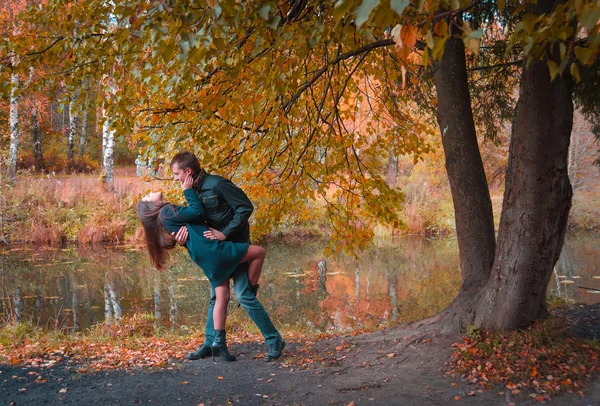 Mooi koppel in het park. — Stockfoto