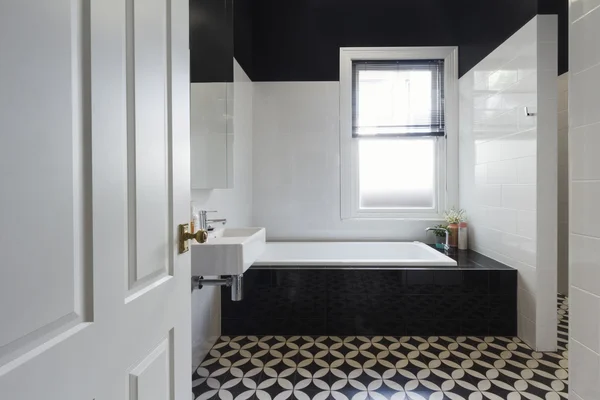 Designer bathroom renovation black and white floor tiles horizon — Stock Photo, Image