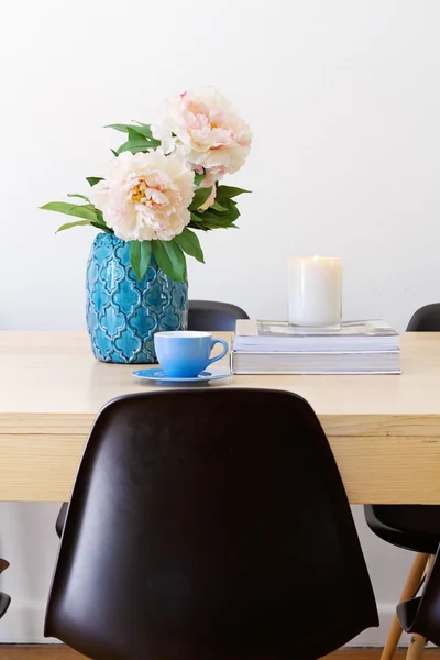 Modern interiör matbord med kopp och vitt ljus — Stockfoto