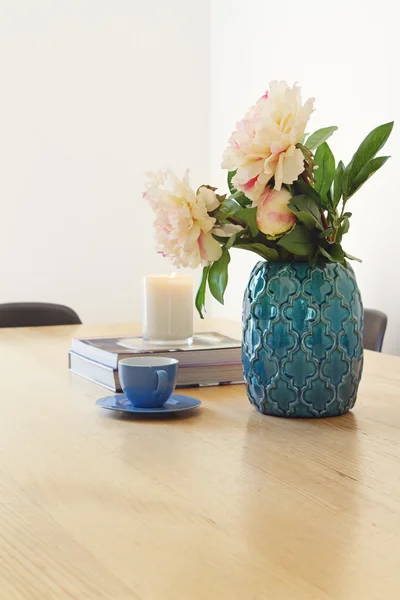 Eigentijds interieur dineren met vaas en bloemen — Stockfoto