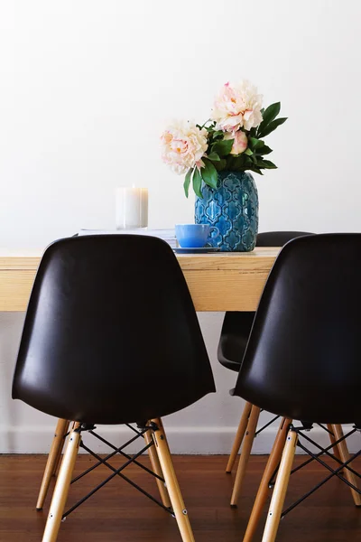 Hedendaagse eettafel en retro stoelen — Stockfoto