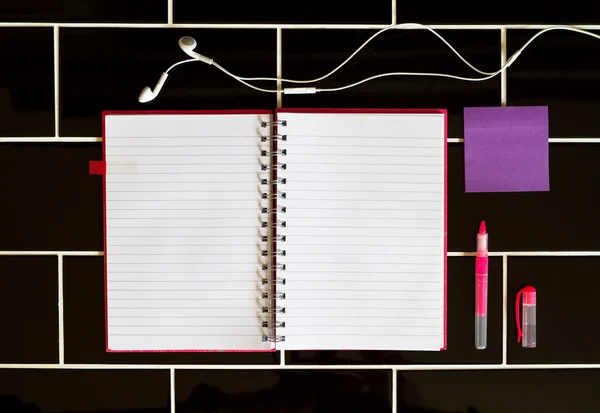Ανοίξτε το σημειωματάριο και χαρτικά ροζ μοβ χρώματα — Φωτογραφία Αρχείου