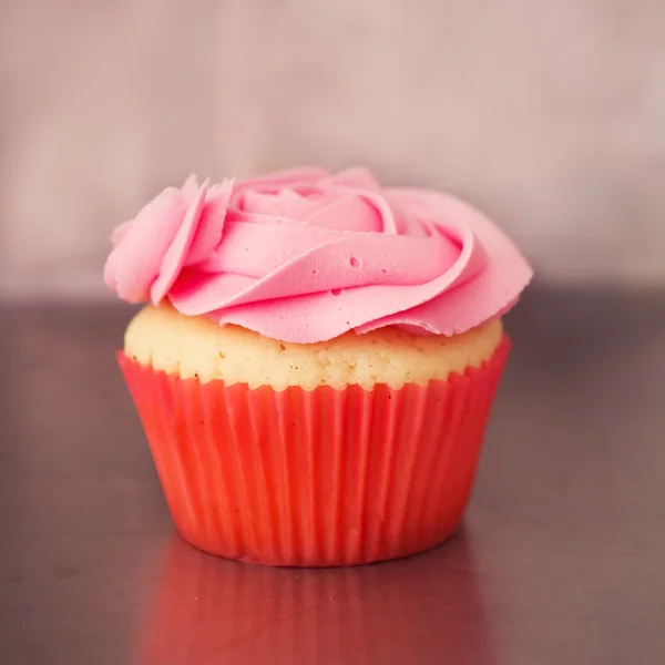 Einzelne rosa Rose Cupcake — Stockfoto