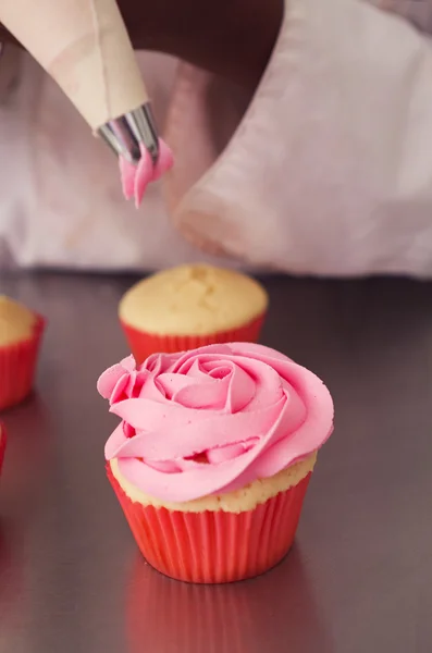 Cupcake con tuberías de rosa rosada — Foto de Stock