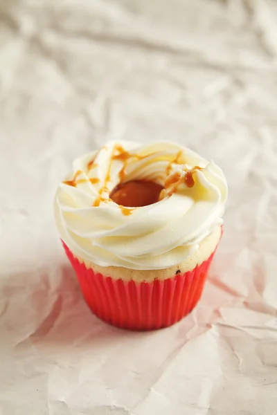 Βανίλια cupcake με αλατισμένα καραμέλα άχνη κάλυμμα — Φωτογραφία Αρχείου